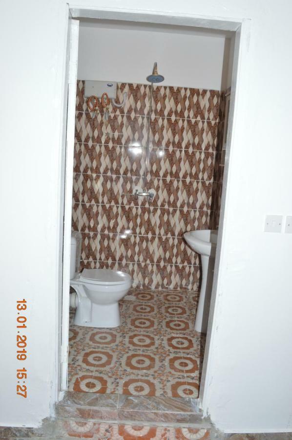 Sukuta Nema Guest House 반줄 외부 사진
